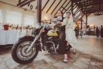 [Hình ảnh] Bộ ảnh cưới hài hước của cặp đôi mê môtô
