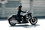 Phụ nữ hạnh phúc hơn khi chạy xe máy