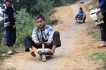 Vẻ đẹp hồn nhiên của trẻ em Sapa khi chơi trò trượt xe cút kít