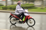 Chị em khi đi xe máy dưới trời mưa phùn nhớ lưu ý