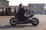 [Clip] Biểu diễn stunt Ducati Diavel tuyệt vời