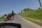 [Clip] Nữ tay lái moto thoát nạn trong gang tấc