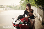 [Ảnh] Thiếu nữ xinh đẹp bên siêu môtô Ducati 999 vang bóng một thời