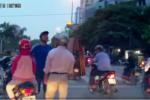 [Clip] Thanh niên đi SH hung hãn với phụ nữ giữa phố
