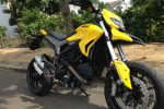 Ducati Hypermotard vàng vàng phơi hàng tạo dáng