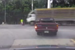 [Clip] Hãi hùng 2 thanh niên đi xe máy bị xe tải tông thẳng cánh
