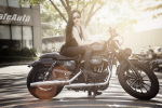Harley Davidson Sportster Iron mạnh mẽ bên người đẹp chân dài