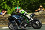 Kawasaki Ninja H2R phá sức cùng tay đua trong giải đua Isle Of Man TT