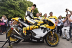Valentino Rossi cùng chiếc Yamaha YZR M1 màu vàng đặc biệt