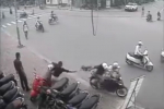 [Video] Cô gái bị cướp giật túi xách ngã cắm mặt xuống đường