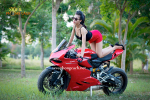 Cô nàng sexy gợi cảm trên chiếc Ducati 899 Panigale