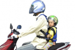 Vị trí nguy hiểm khi cho trẻ con ngồi xe máy