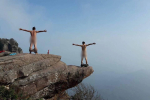 Hết hồn với 2 chàng trai thời tiền sử tạo dáng trên đỉnh Pha Luông