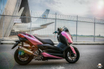 Yamaha X-Max300 lạ lẫm với style áo hồng cá tính