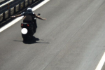 Mức phạt hết hồn cho việc buông cả 2 tay khi chạy xe máy ở Ý