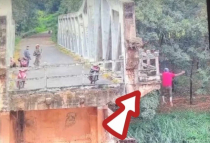 Toàn cảnh nam thanh niên đi xe máy đến cầu rồi nhảy xuống sông