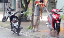 Cần dẹp việc rửa xe máy giữa lòng đường, làm khổ người đi xe máy