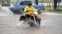 Chạy moto trong thời tiết xấu và những kỹ năng cần có