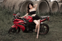 Hot girl bên cạnh xe Moto.