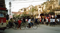 Cùng ngắm xe và người Hà Nội những năm 90 của thế kỉ trước