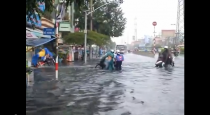 [Clip] Sài Gòn ngày mưa, đường biến thành sông