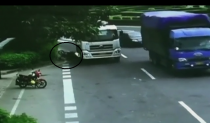 [Clip] Xe tải ôm cua không quan sát ép cháy xe máy