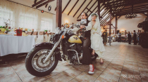 [Hình ảnh] Bộ ảnh cưới hài hước của cặp đôi mê môtô