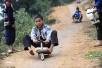 Vẻ đẹp hồn nhiên của trẻ em Sapa khi chơi trò trượt xe cút kít