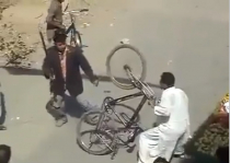 [Clip] Thanh niên dùng xe đạp chống đỡ thanh niên cầm gậy