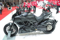Ducati Diavel Dark 2014 Bí ẩn đến từ bóng đêm