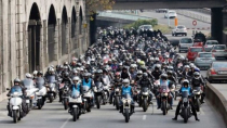 Hàng ngàn môtô đổ ra đường biểu tình ở Pháp đòi lại tốc độ
