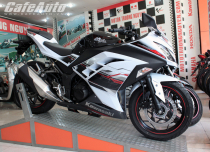Mẫu sportbike Kawasaki Ninja 300 SE 2014 có trang bị ABS mà em cận lực chụp ảnh và review.