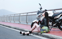 Người đẹp Việt "đam mê" chụp hình cùng Yamaha FZ150i