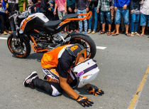 Khán giả phá hỏng cuộc đua, biker malaysia vái lạy tại Drag 400m Bình Dương