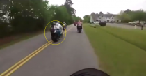 [Clip] Nữ Biker tuột khỏi yên rồi bị cuốn kẹt vào bánh xe môtô
