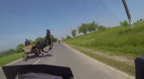 [Clip] Nữ tay lái moto thoát nạn trong gang tấc