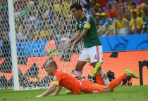 Robben lên tiếng xin lỗi vì ăn vạ kiếm penalty