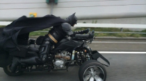 "Batman biker" chạy xế độ siêu khủng trên đường phố Nhật Bản
