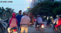 [Clip] Thanh niên đi SH hung hãn với phụ nữ giữa phố