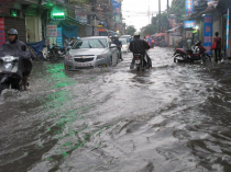 Dịch vụ lau chùi bu-gi "cắt cổ" trong những ngày mưa tại Hà Nội