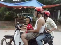 [Clip] Sốc với bé 5 tuổi lái xe chở ba mẹ