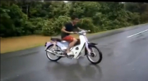 [Clip] Biểu diễn Honda Cub với màn Drift