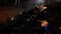Ô tô điên lao lên vỉa hè, đâm nát hai xe máy tại Sài Gòn