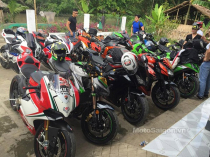 Johnny Trí Nguyễn trên Ducati HyperMotard cùng đoàn môtô rước dâu ở Kiên Giang