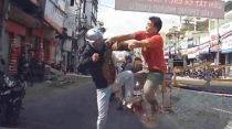 [Clip] Va chạm xe, 2 thanh niên đánh nhau như phim ở Cầu Kiệu, Phú Nhuận