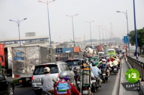 Khổ thiệt: Xa lộ Hà Nội kẹt xe 9 tiếng đồng hồ