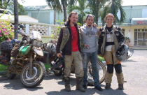 Cặp đôi bán tài sản đi phượt bằng môtô quanh thế giới bị trộm xe tại Đà Nẵng
