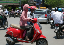 Chị em phụ nữ lưu ý khi đi chạy xe máy ngoài nắng
