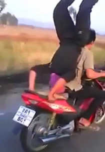 [Clip] Nam thanh niên trồng chuối trên chiếc xe máy đang chạy
