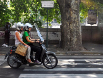 Scooterino phiên bản dịch vụ "xe ôm Việt Nam" tại thủ đô Rome